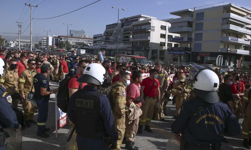 Κλειστή η κάθοδος της Κηφισίας: Συγκέντρωση πυροσβεστών στη Γενική Γραμματεία Πολιτικής Προστασίας